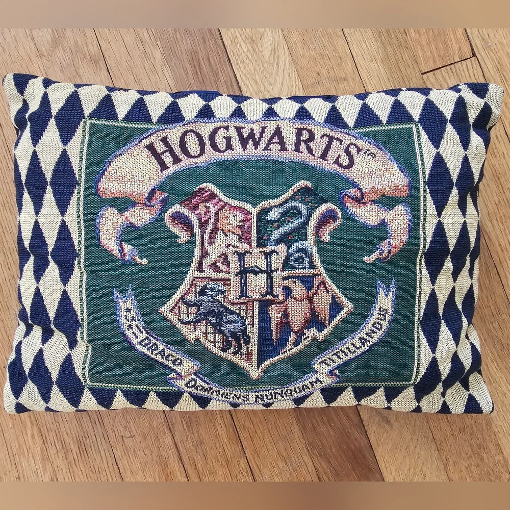 EUC: Vintage Harry Potter Hogwarts Crest Throw Pillow by Crown Crafts 2000